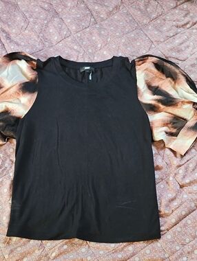 DKNY Black Tee with Puff Tie-Dye Sleeve in Tan and Black